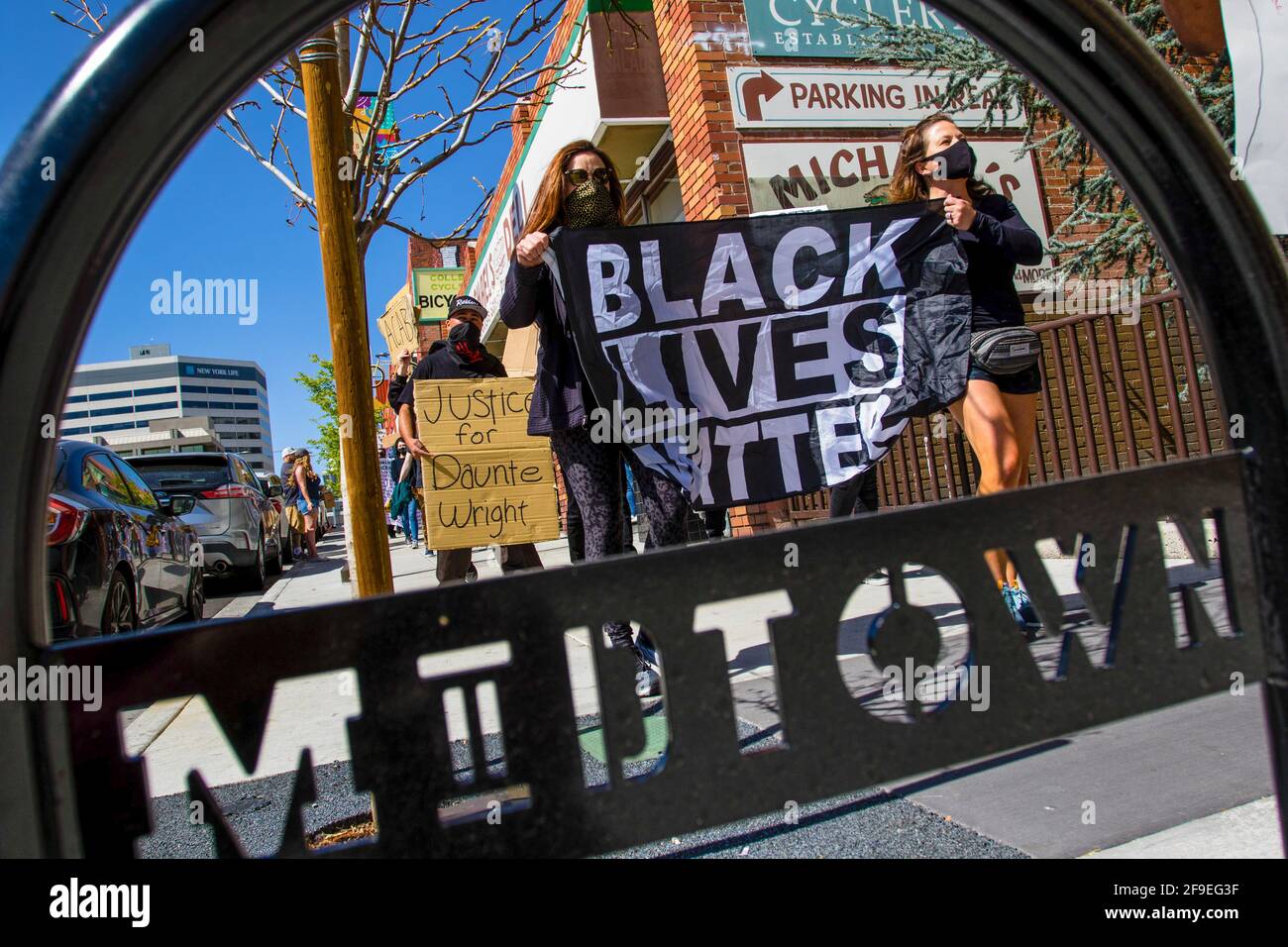 Reno, Stati Uniti. 17 Apr 2021. I manifestanti che detengono la bandiera BLM durante il marzo.i manifestanti si riuniscono a marzo in solidarietà con altri manifestanti BLM (Black Lives Matter) in tutto il paese. Mentre il gruppo è stato affllato da alcuni che hanno passato, la marcia è rimasta pacifica. (Foto di Ty o'Neil/SOPA Images/Sipa USA) Credit: Sipa USA/Alamy Live News Foto Stock