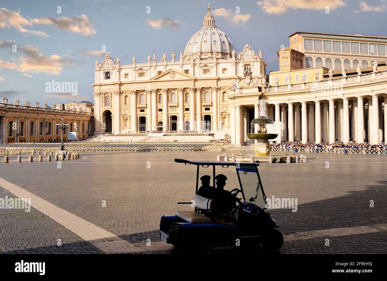 Polizia romana di polizia pattugliare nel carrello in Piazza San Pietro Foto Stock