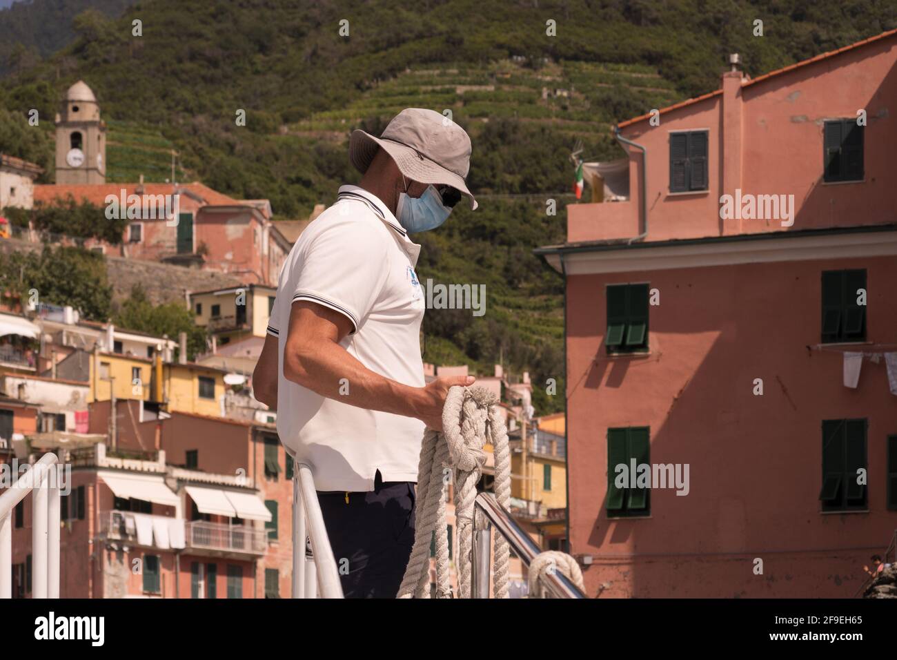 VERNAZZA, ITALIA - Feb 08, 2021: Marinaio con corda in mano a Vernazza Italia Foto Stock
