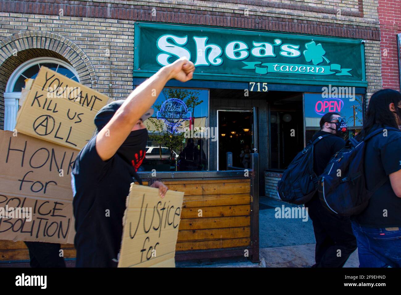 Reno, Stati Uniti. 17 Apr 2021. I manifestanti si riuniscono a marzo in solidarietà con altri dimostranti BLM (Black Lives Matter) in tutto il paese. Mentre il gruppo è stato affllato da alcuni che hanno passato, la marcia è rimasta pacifica. Credit: SOPA Images Limited/Alamy Live News Foto Stock