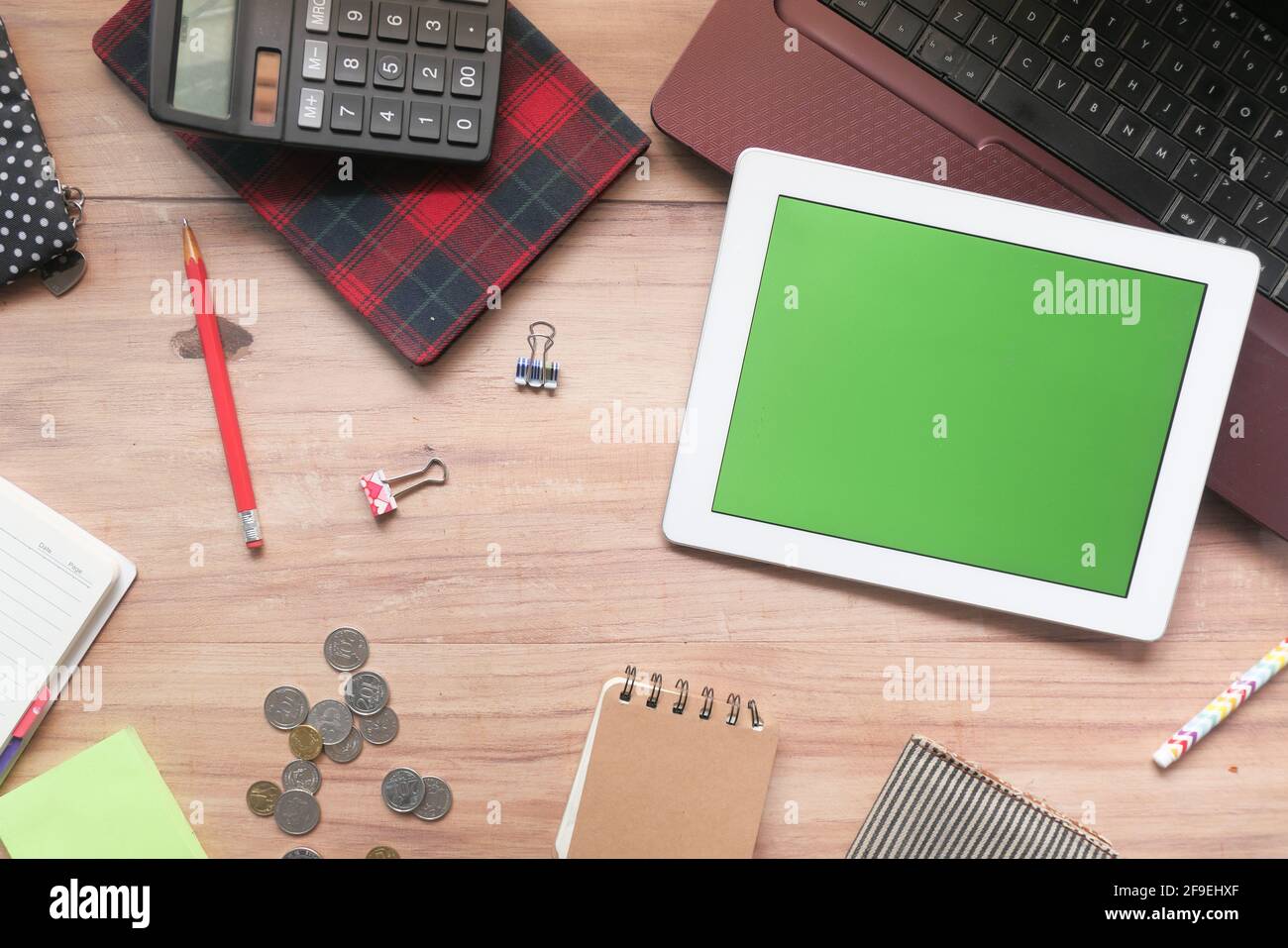 tablet digitale, smartphone e stazionate su sfondo in legno Foto Stock