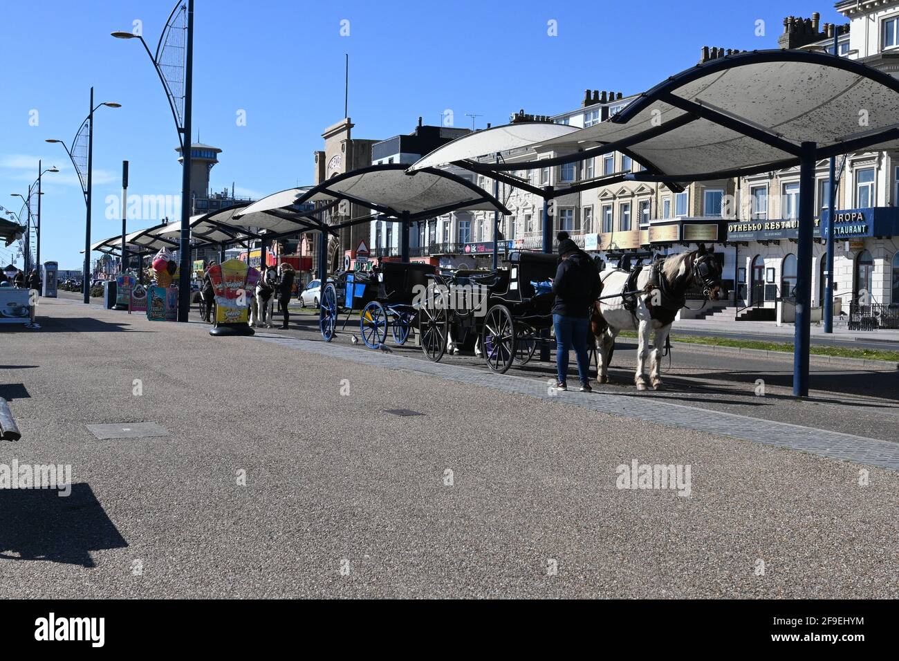 17 aprile 2021 Grande Yarmouth cavallo e carrozza in attesa di persone per escursioni su e giù per il mare Foto Stock