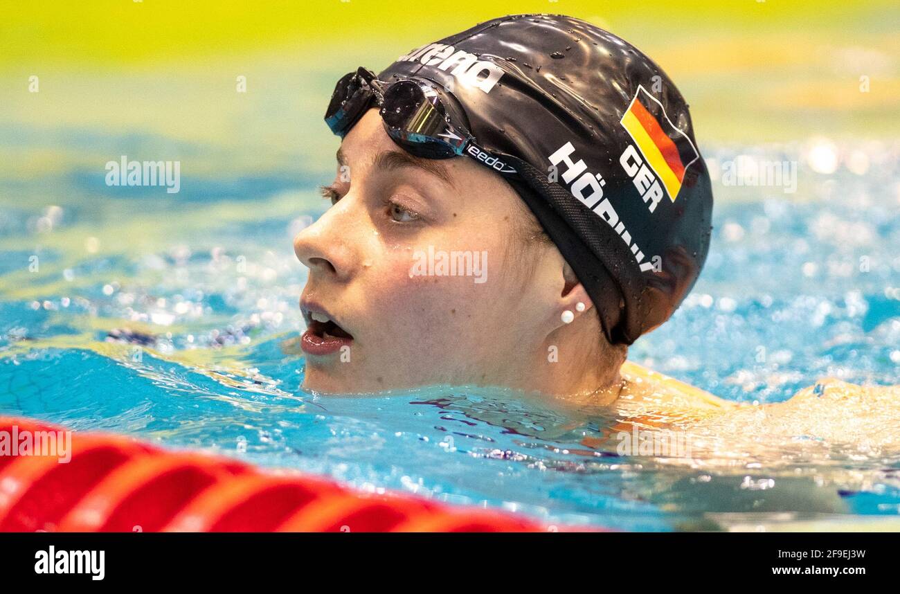 Berlino, Germania. 18 Apr 2021. Nuoto, qualificazione olimpica, piscina, riscaldamento preliminare, 50 metri freestyle, Donne, calore 1, nuoto e diving hall a Europa-Sportpark Berlin. Lisa Höpink di SG Essen reagisce alla sua vittoria. Credit: Andreas Gora/dpa/Alamy Live News Foto Stock