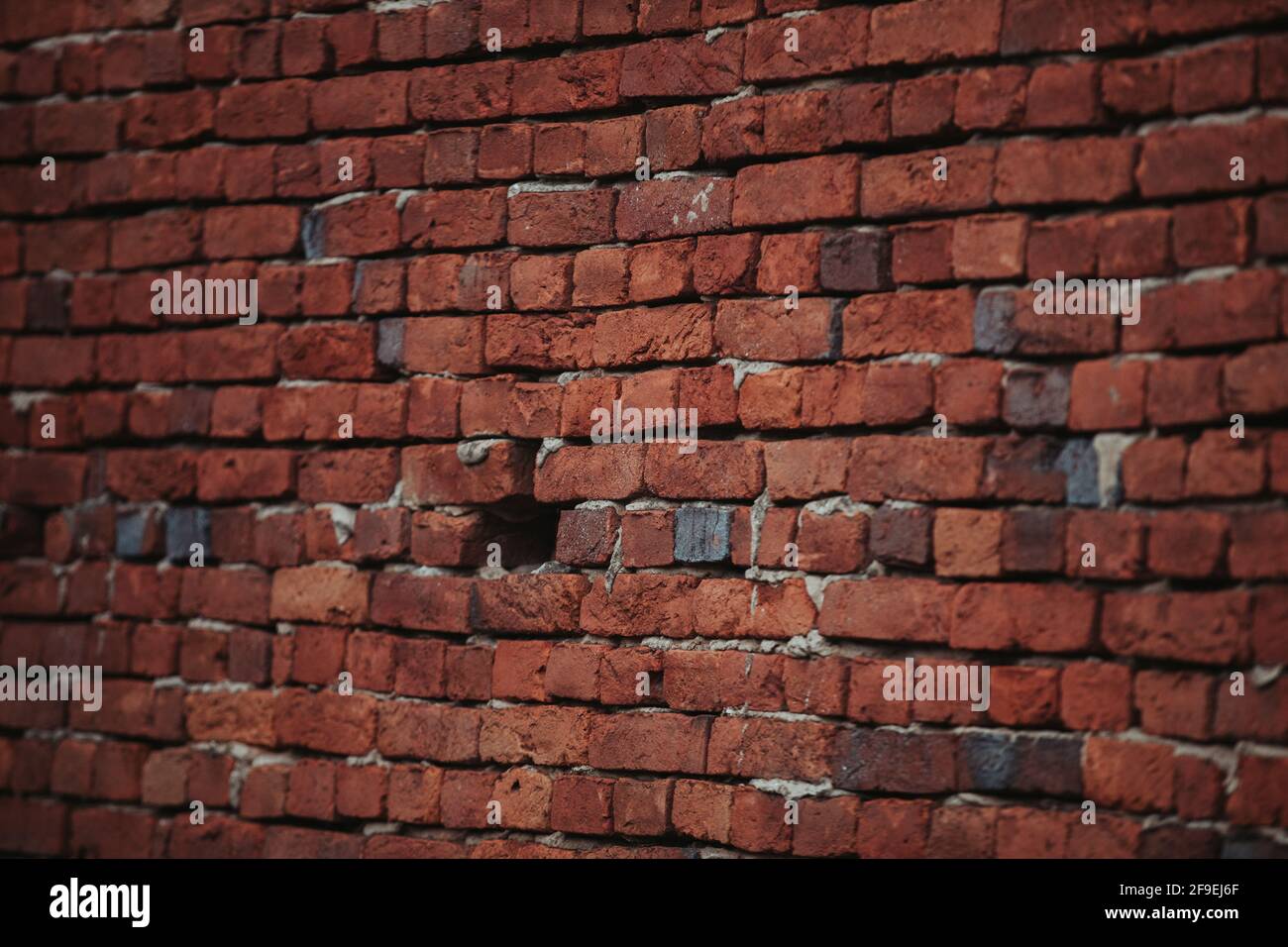 Una vista laterale di una vecchia parete di pietra intemperie per sfondi Foto Stock