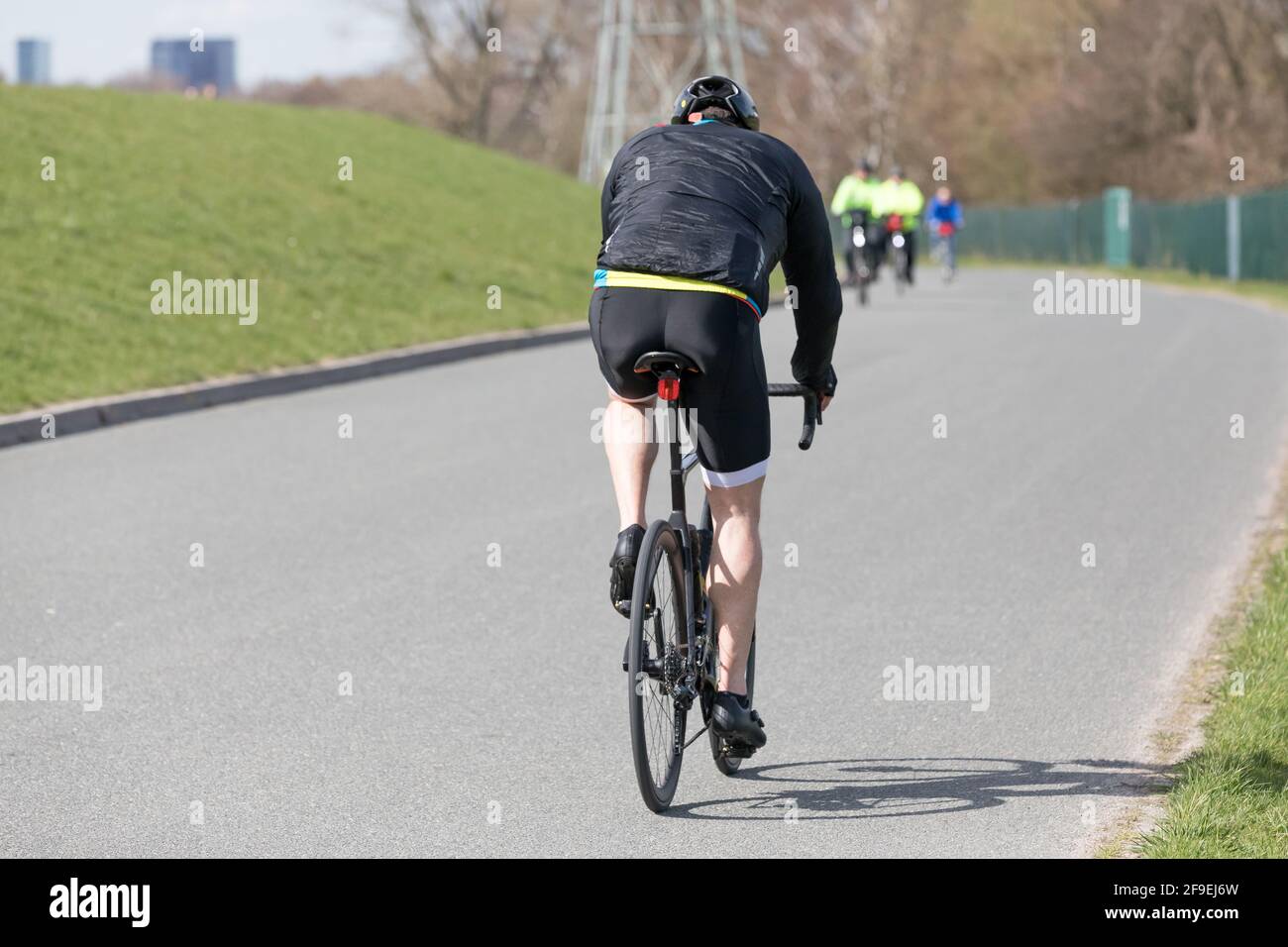 ciclista maschile su bici da strada Foto Stock