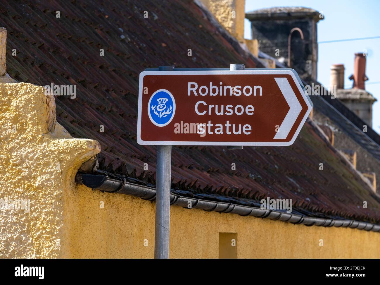 Cartello stradale che indica la strada per la statua di Robinson Crusoe in Main Street Lower Largo, Fife, Scozia. Foto Stock