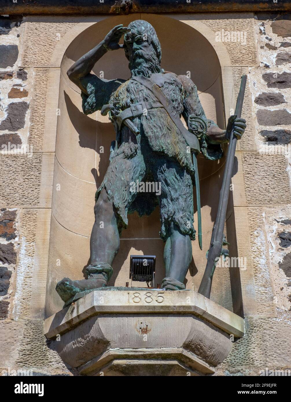 La statua di Robinson Crusoe in Largo inferiore, Fife. Lower Largo è famosa per i suoi legami con Alexander Selkirk, nato nel villaggio nel 1676. Foto Stock