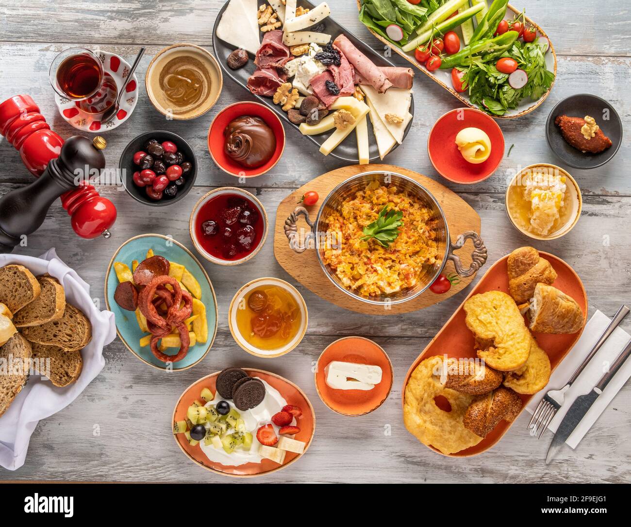 La colazione tradizionale turca viene servita con tè turco tradizionale su pietra tabella Foto Stock