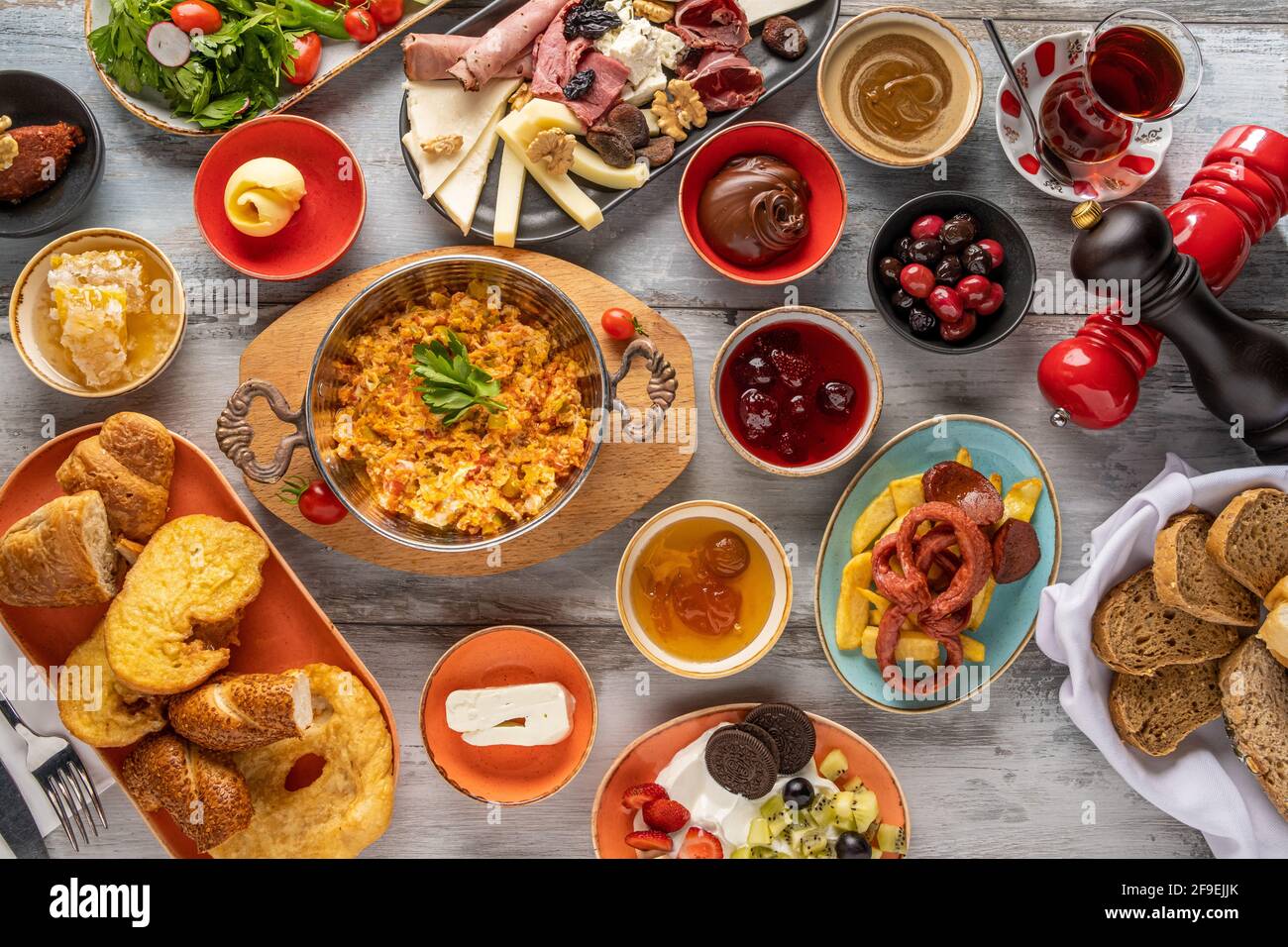 La colazione tradizionale turca viene servita con tè turco tradizionale su pietra tabella Foto Stock