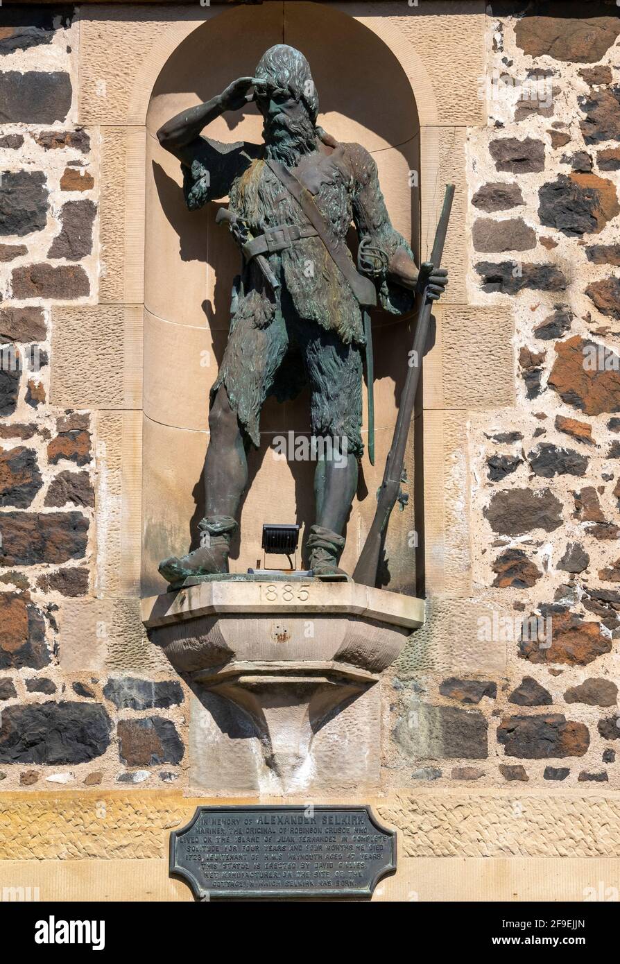 La statua di Robinson Crusoe in Largo inferiore, Fife. Lower Largo è famosa per i suoi legami con Alexander Selkirk, nato nel villaggio nel 1676. Foto Stock
