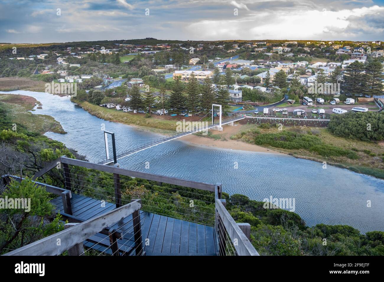 Vista panoramica del ponte pedonale di Port Campbell Creek e della cittadina di Victoria, Australia Foto Stock
