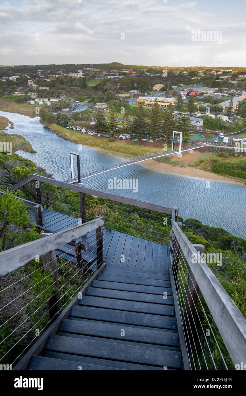 Ponte pedonale di Port Campbell Creek e scale in legno a Victoria, Australia Foto Stock