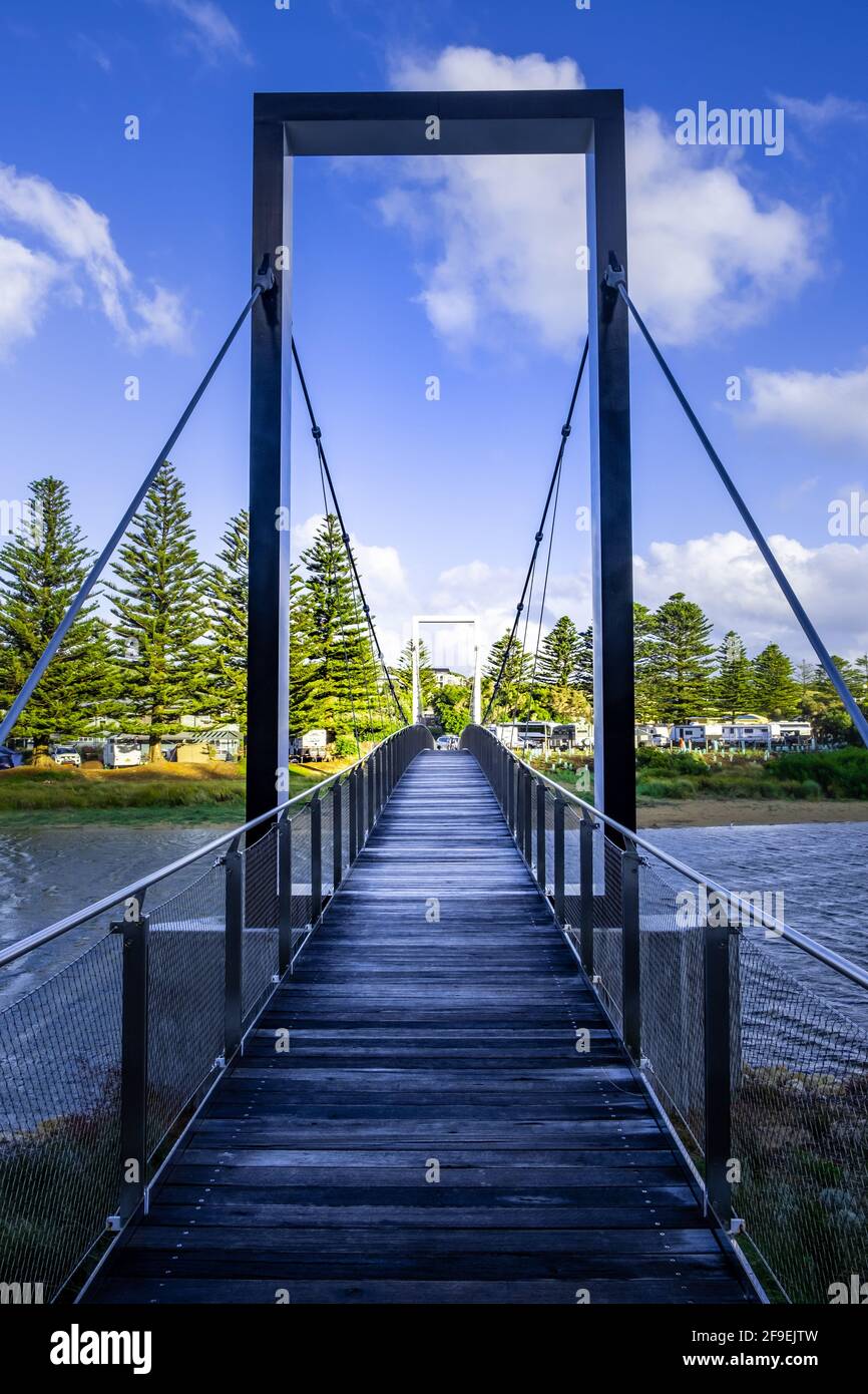 Vista prospettica ridotta del nuovo pedonale di Port Campbell Creek Ponte in Australia Foto Stock