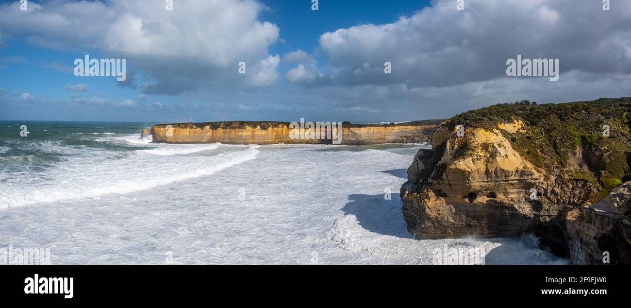 Ampio panorama di scogliere calcaree sulle onde oceaniche sulla Great Ocean Road, Victoria, Australia Foto Stock