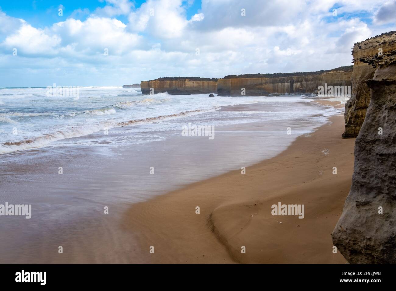 Spiaggia panoramica con aspre scogliere calcaree sulla famosa Great Ocean Road a Victoria, Australia Foto Stock