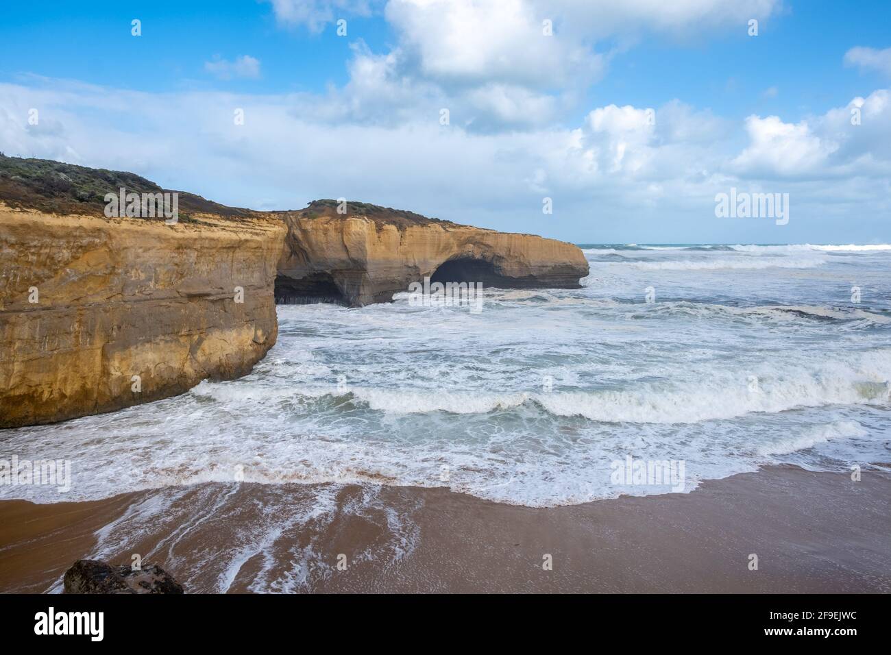 Forti onde oceaniche e formazione rocciosa del London Bridge sulla famosa Great Ocean Road a Victoria, Australia Foto Stock