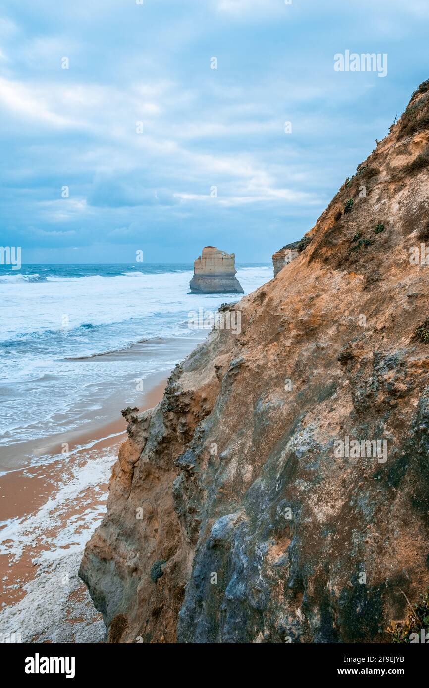 Vista panoramica delle rocce calcaree dalla scalinata Gibson sulla Great Ocean Road a Victoria, Australia Foto Stock