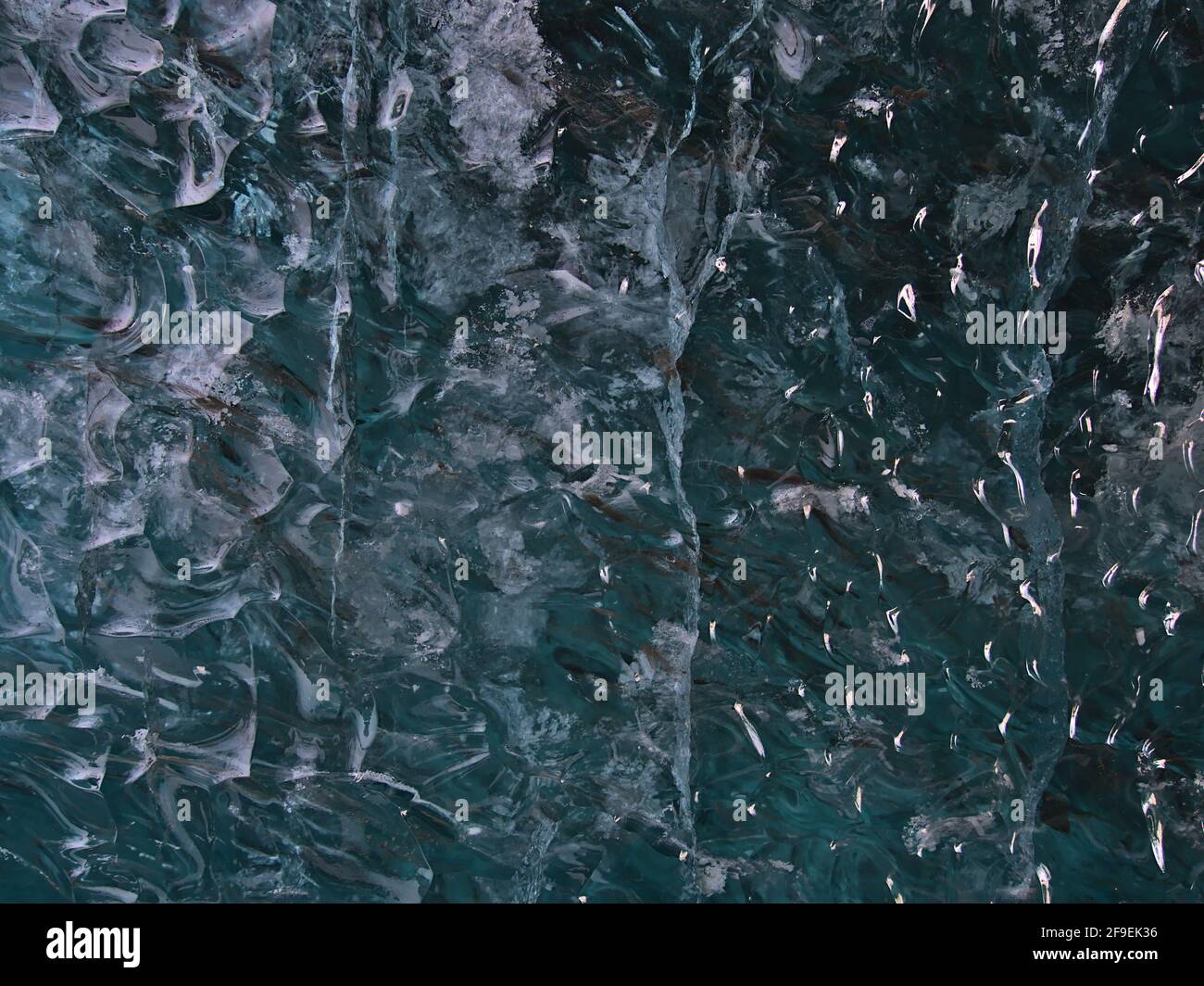 Vista in primo piano della superficie di ghiaccio limpida e blu sulle pareti della grotta di ghiaccio dello zaffiro nel ghiacciaio Breiðamerkurjökull, Vatnajökull, Islanda. Foto Stock