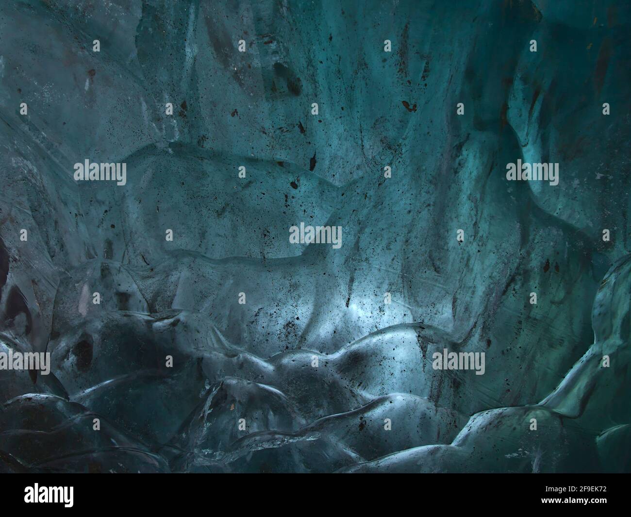 Vista ravvicinata della superficie di ghiaccio scintillante leggermente blu sul soffitto della Grotta di ghiaccio dello zaffiro nel ghiacciaio Breiðamerkurjökull, Vatnajökull, Islanda. Foto Stock