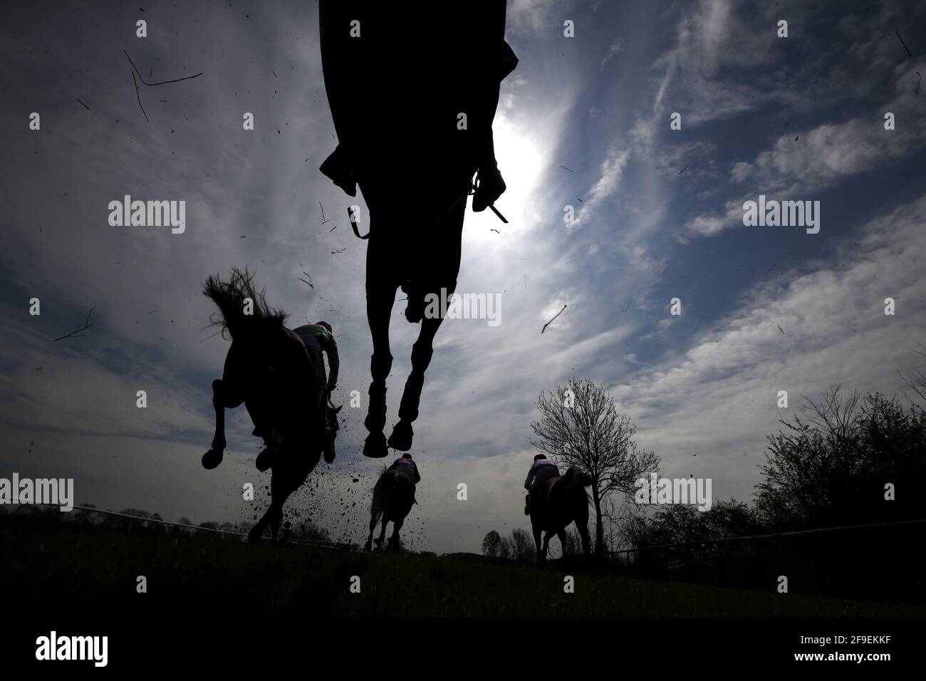 Corridori e piloti in azione durante i ruscelli dell'ippodromo su Racing TV Extra handicap Chase all'ippodromo di Stratford-on-Avon. Data di emissione: Domenica 18 aprile 2021. Foto Stock