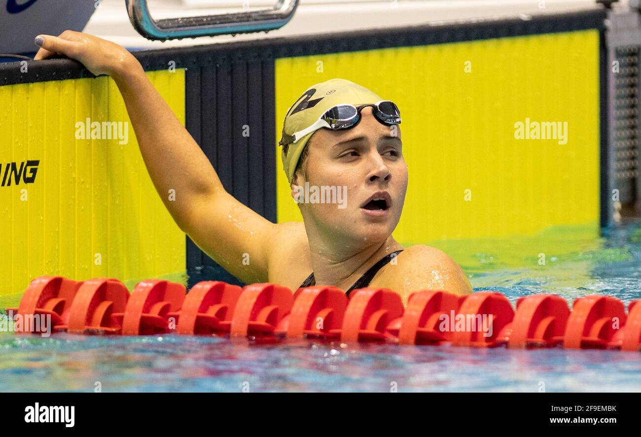 Berlino, Germania. 18 Apr 2021. Nuoto, qualificazione olimpica, piscina, riscaldamento preliminare, 200 metri medley, Donne, nuoto e diving hall presso l'Europa-Sportpark Berlin. Giulia Goerigk di SGR Karlsruhe guarda al tavolo del tempo. Credit: Andreas Gora/dpa/Alamy Live News Foto Stock