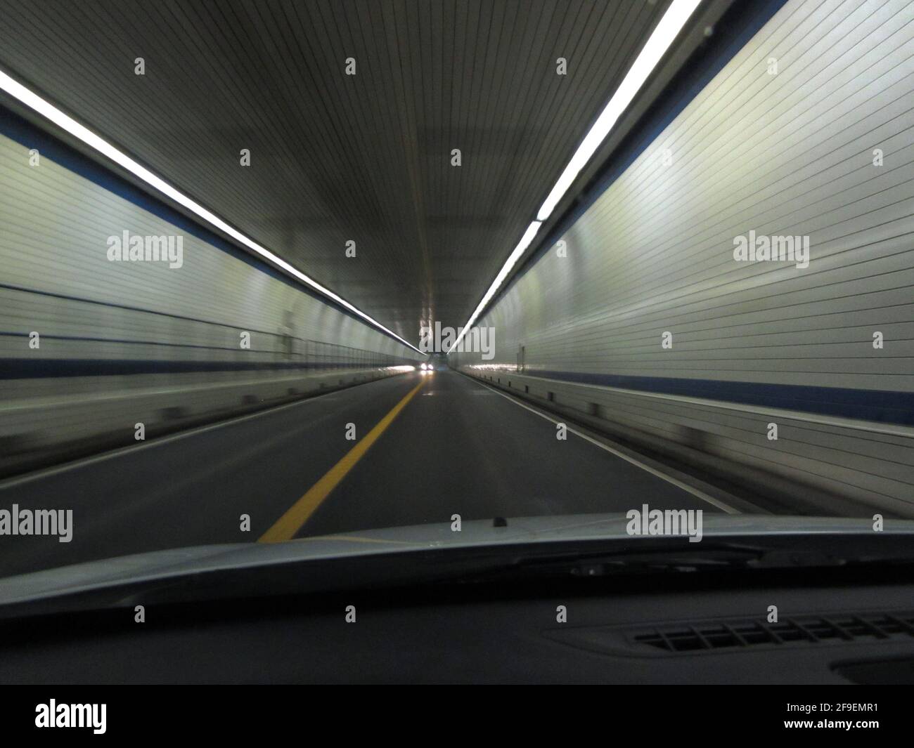 guida attraverso il tunnel della baia di chesapeake Foto Stock