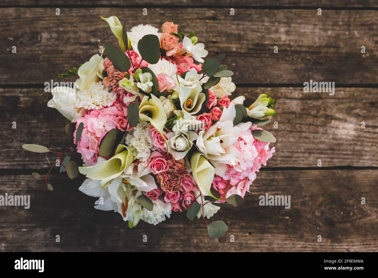 Fiori su tavolo di legno con vista dall'alto spazio testo Foto Stock