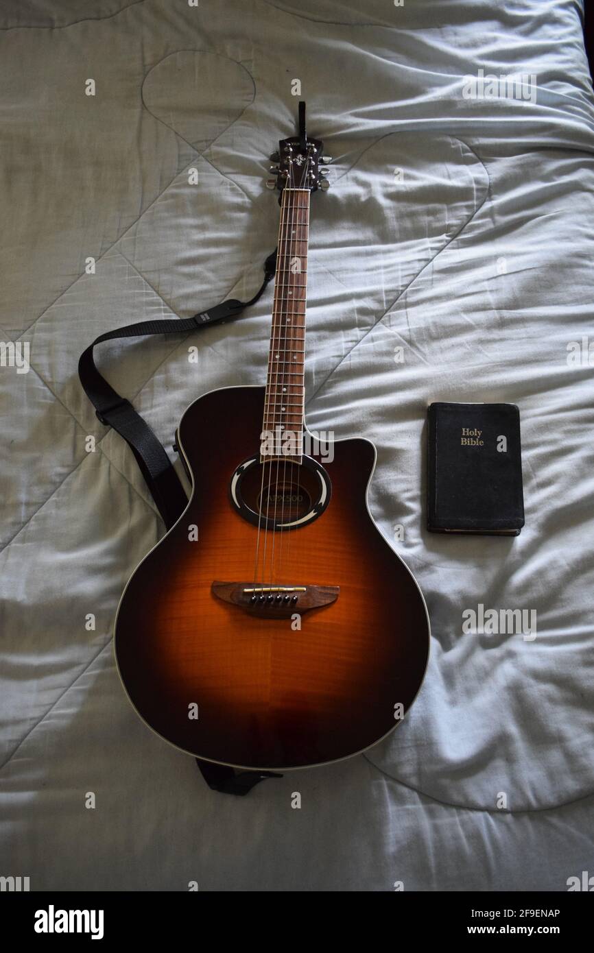 Chitarra e Bibbia (1) Foto Stock