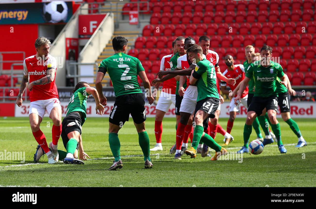 Rotherham United's Angus MacDonald (a sinistra) ha un tiro sul gol durante la partita del campionato Sky Bet all'AESSEAL New York Stadium, Rotherham. Data immagine: Domenica 18 aprile 2021. Foto Stock