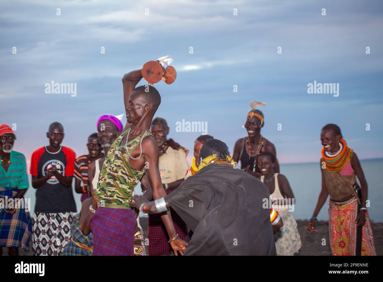 Il Turkana è un popolo nilotico originario della contea di Turkana, nel Kenya nord-occidentale, una regione a clima semi-arido che confina con il lago Turkana, a est, Pokot Foto Stock