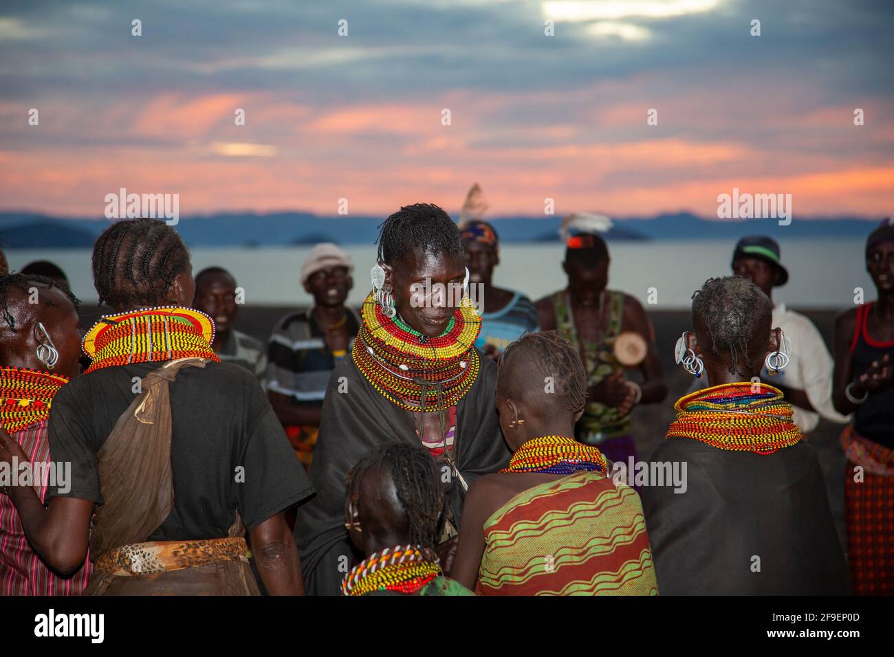 Il Turkana è un popolo nilotico originario della contea di Turkana, nel Kenya nord-occidentale, una regione a clima semi-arido che confina con il lago Turkana, a est, Pokot Foto Stock