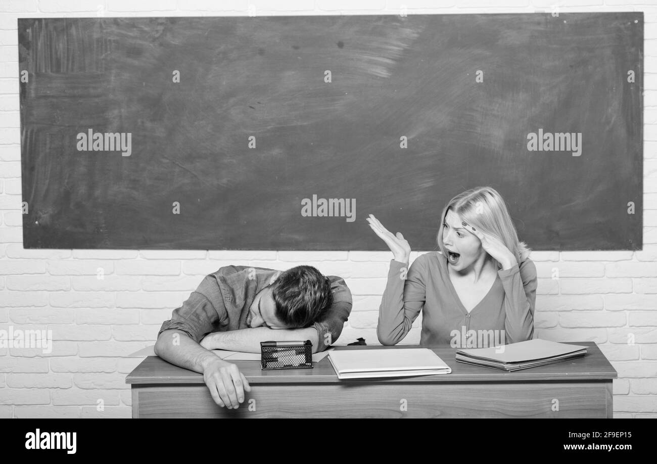 Laureato sicuro. Coppia di uomo e donna in classe. Scuola moderna. Giorno della conoscenza. Scuola domestica. Ritorno a scuola. Vita studentesca. Lezione e. Foto Stock