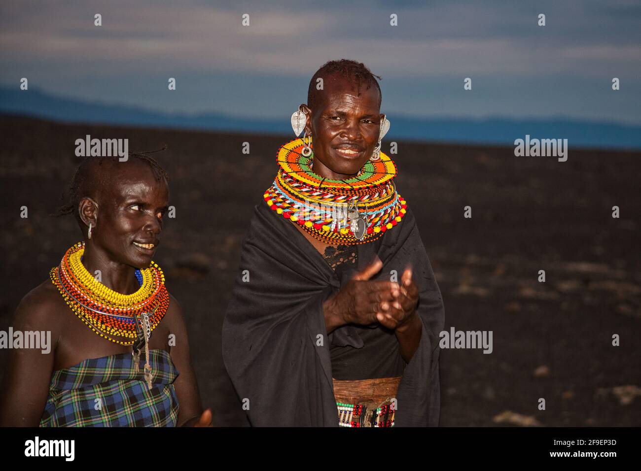 Il Turkana è un popolo nilotico originario della contea di Turkana, nel Kenya nord-occidentale, una regione a clima semi-arido che confina con il lago Turkana, a est, Pokot Foto Stock