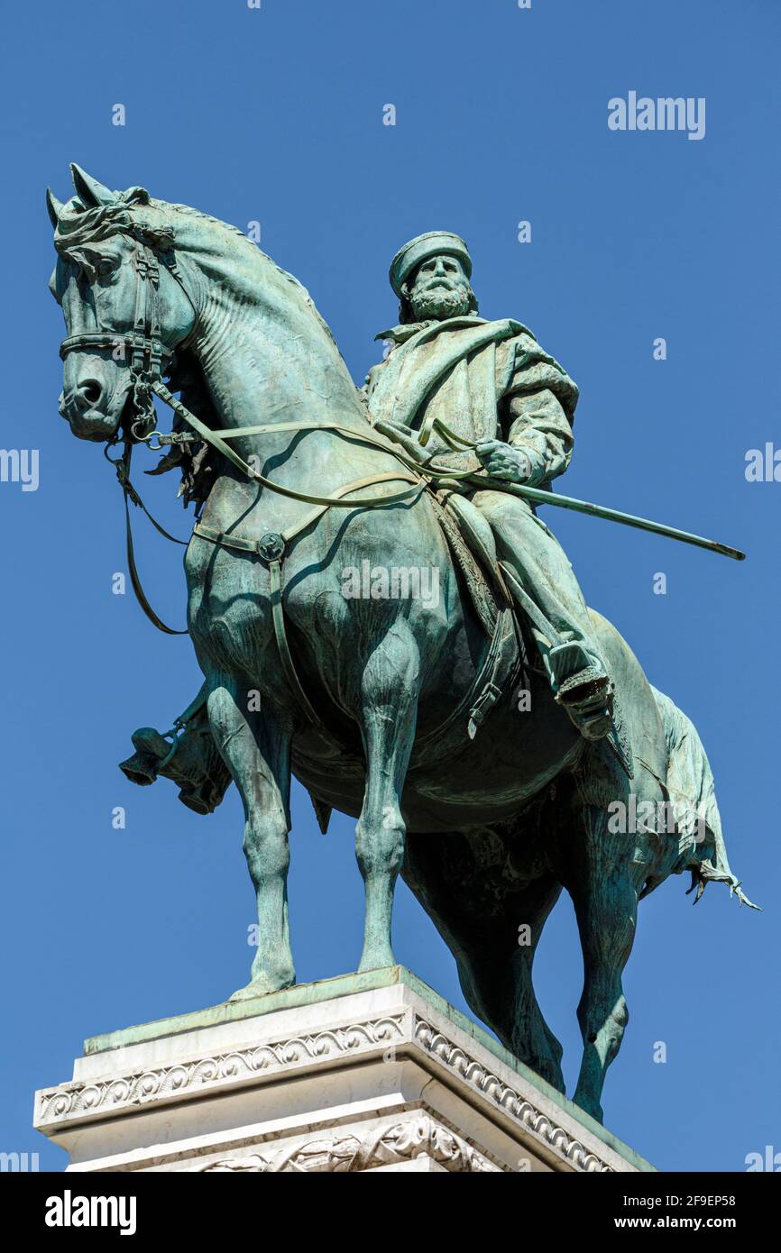 Giuseppe Garibaldi, dal 1807 al 1882, generale e politico italiano che ha svolto un ruolo centrale nell'unificazione dell'Italia. Statua a Milano, Italia, di Ettore Xi Foto Stock