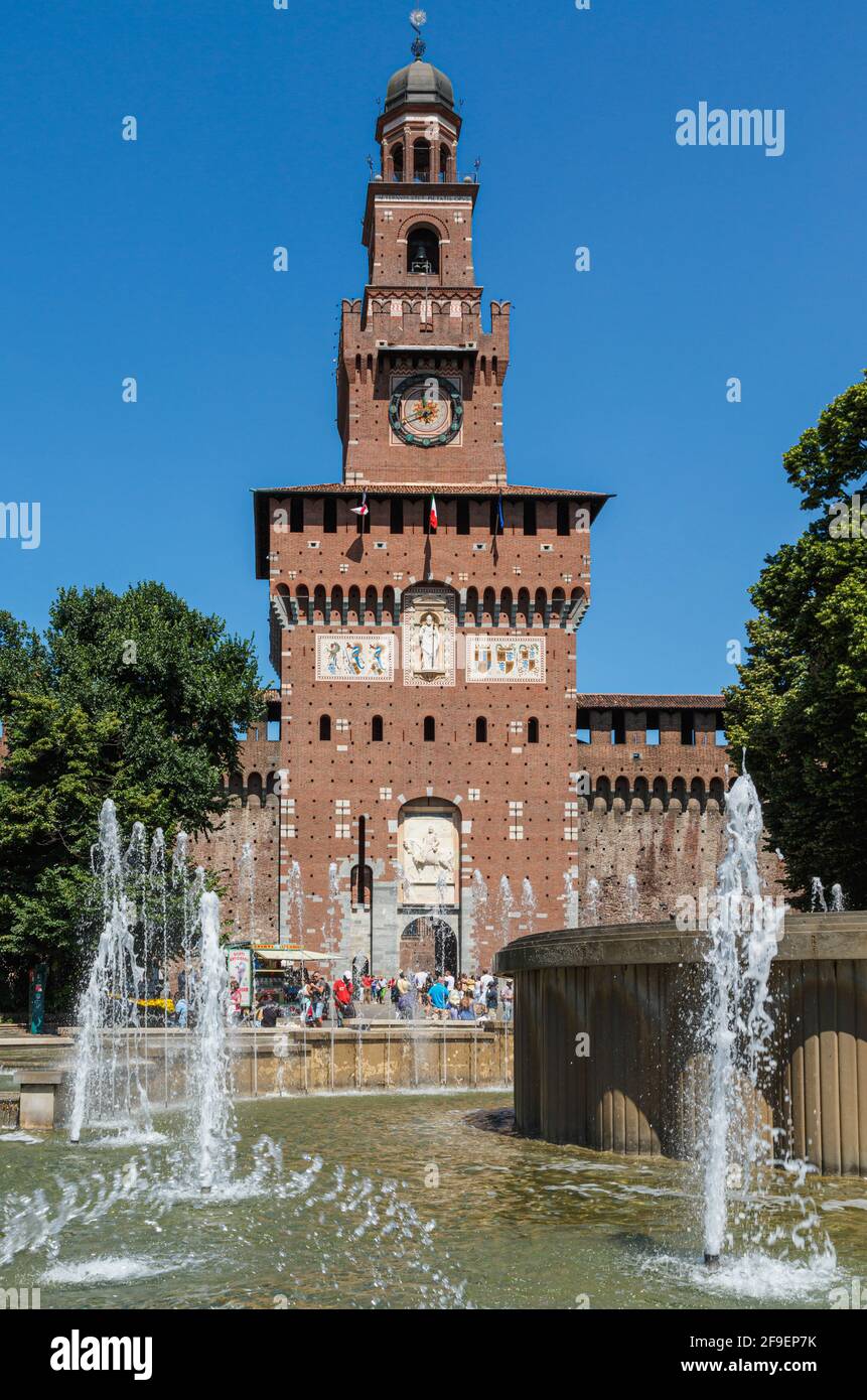 Milano, Provincia di Milano, Lombardia, Italia. Ingresso al Castello Sforzesco attraverso la Torre del Filarete in Piazza Castello. Foto Stock