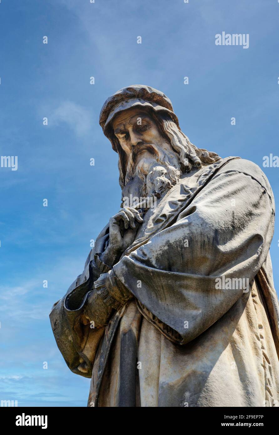 Milano, Provincia di Milano, Lombardia, Italia. Statua in Piazza della Scala dell'artista Leonardo da Vinci, 1452-1519, di Pietro Magni, 1817-1877. Foto Stock