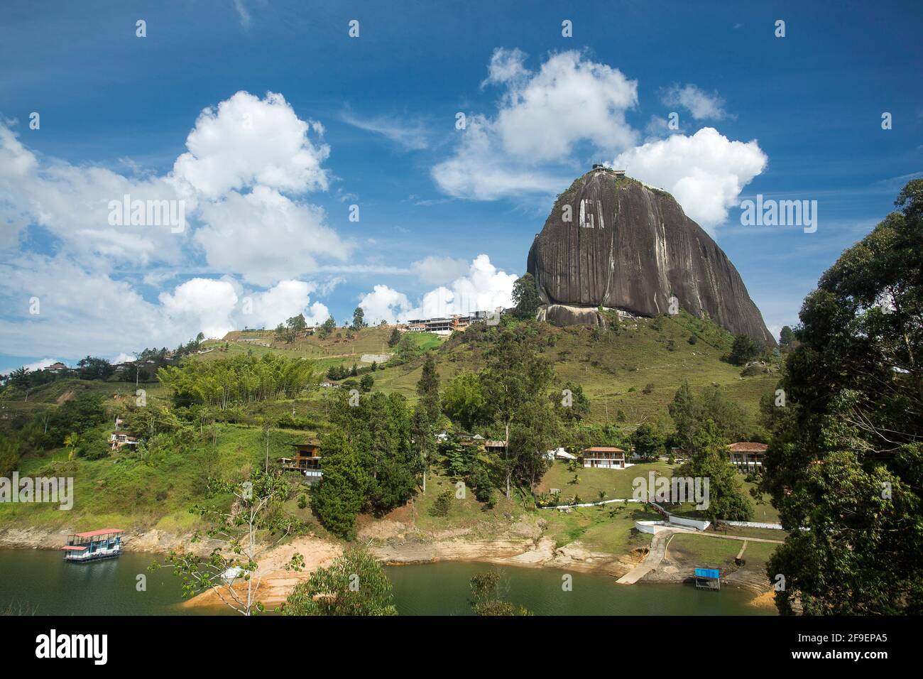 Guatape, Antioquia / Colombia - 02 febbraio 2020. La pietra di El Peñol è una massa granitica, composta da quarzo, feldspare e mica, è stata prima scalata Foto Stock