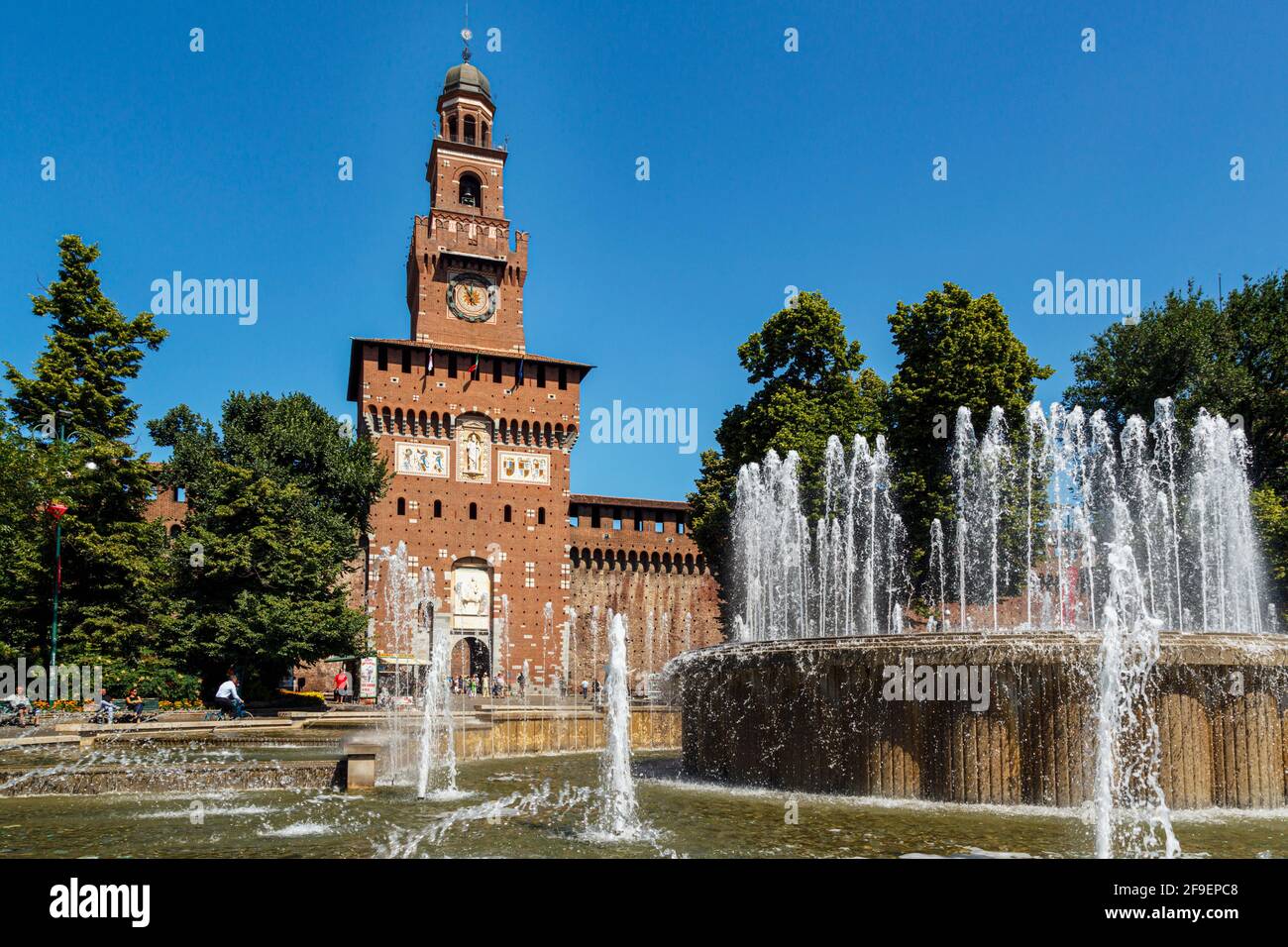 Milano, Provincia di Milano, Lombardia, Italia. Ingresso al Castello Sforzesco attraverso la Torre del Filarete in Piazza Castello. Foto Stock