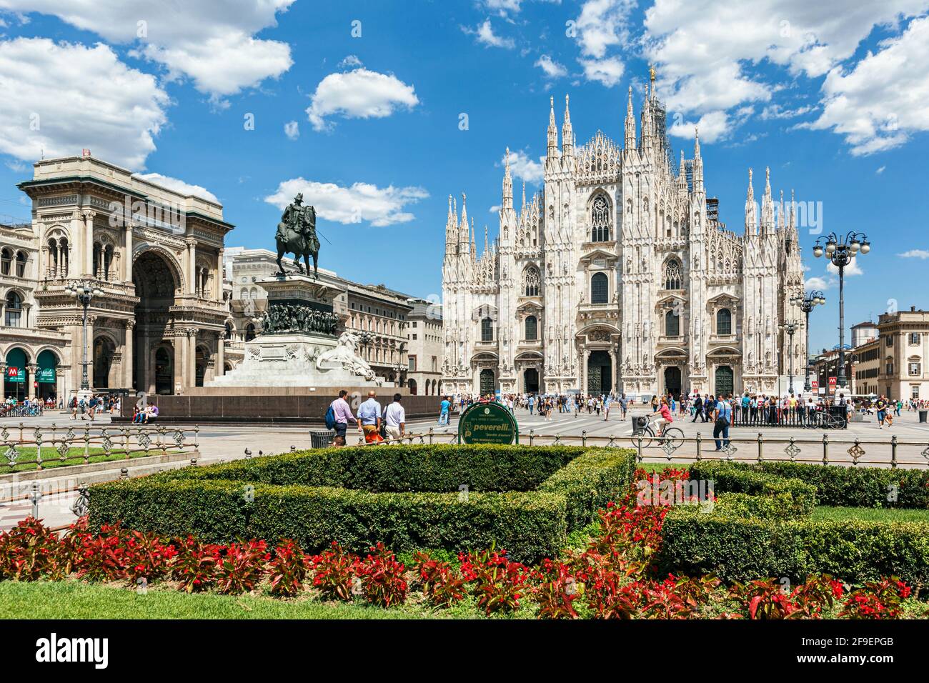 Milano, Provincia di Milano, Lombardia, Italia. Il Duomo, o cattedrale, in Piazza del Duomo. L'edificio all'estrema sinistra è la Galleria Vittorio Emanuele II Foto Stock