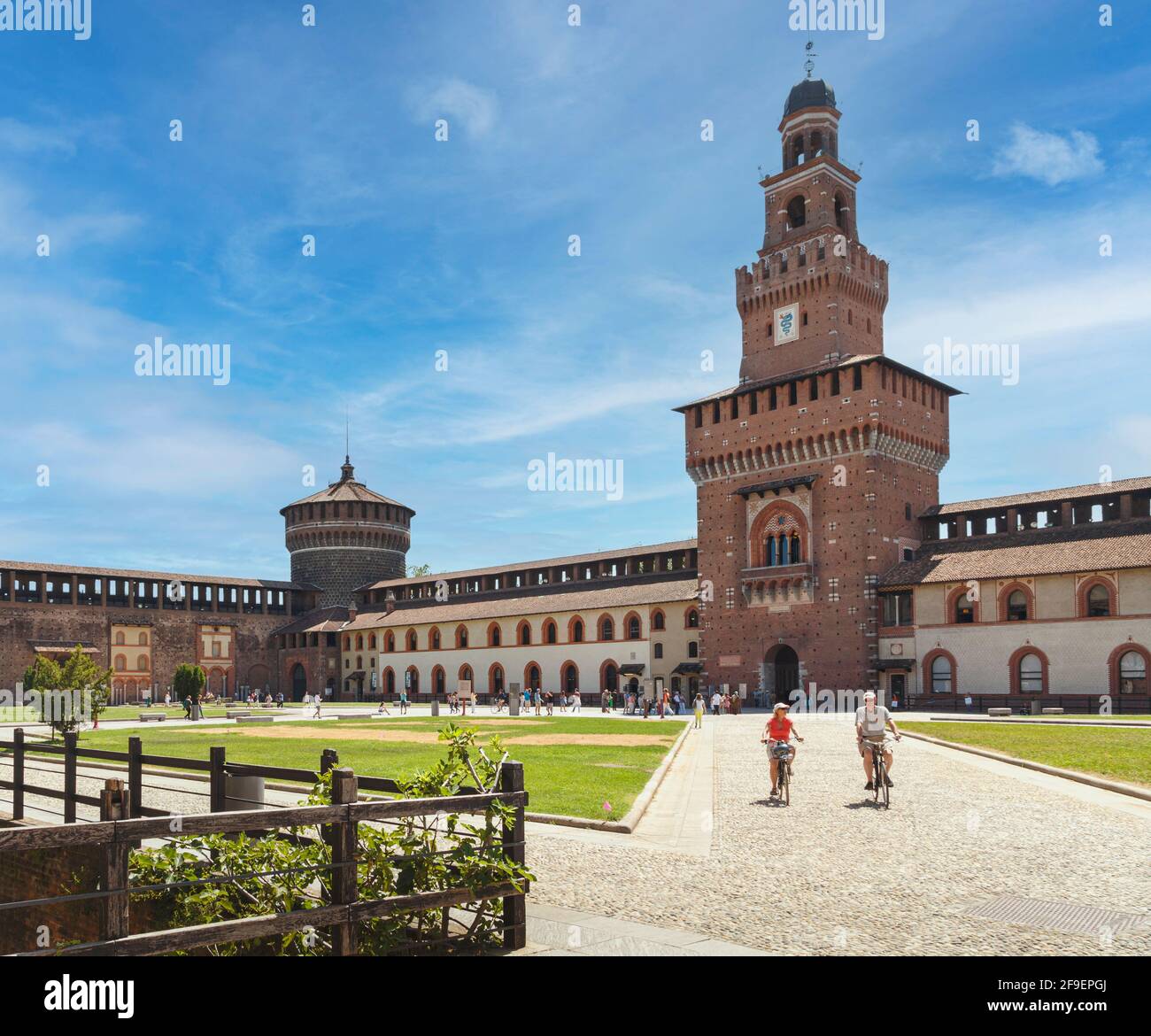 Milano, Provincia di Milano, Lombardia, Italia. Castello Sforzesco. Castello Sforzesco. Torre del Filarete vista attraverso Piazza d'armi o Parade Ground. Foto Stock