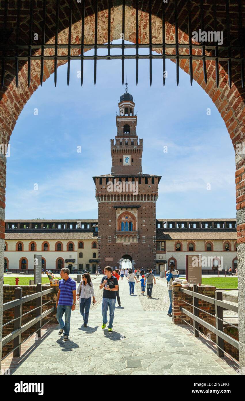 Milano, Provincia di Milano, Lombardia, Italia. Castello Sforzesco. Castello Sforzesco. Torre del Filarete vista attraverso Piazza d'armi o Parade Ground. Foto Stock