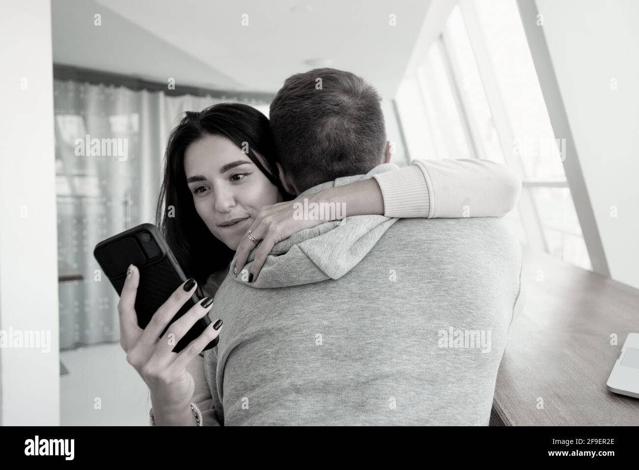 Donna che testava altri uomini quando abbracciava il suo ragazzo. Le bugie saranno sempre pop-up concetto. L'uomo si fida di sua moglie, ma lei lo inganna. Concetto di truffa Foto Stock