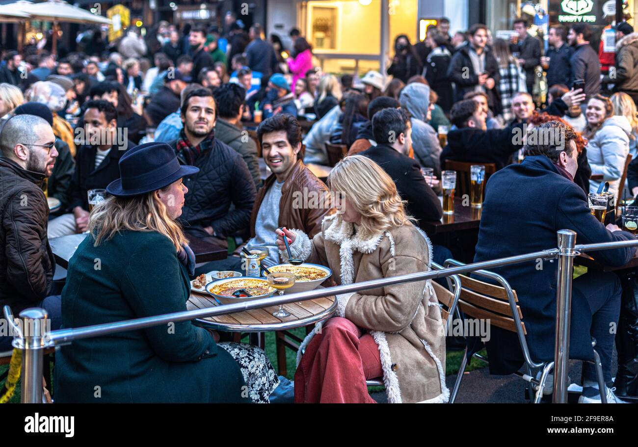 Allentamento blocco a Soho, Londra, Inghilterra, Regno Unito. Foto Stock