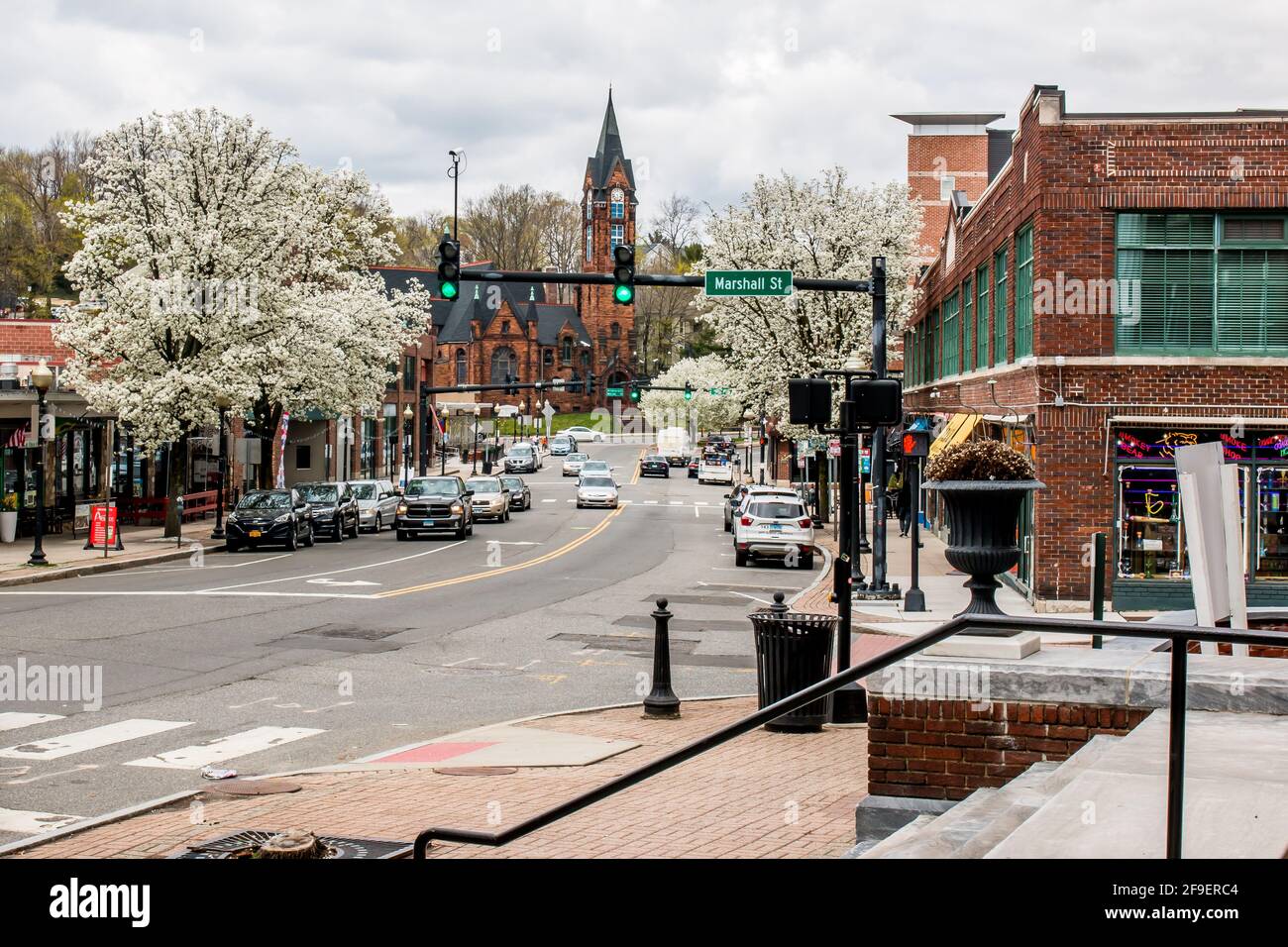 NORWALK, CT, USA - 16 APRILE 2021: Vista da North Main Street in primavera con alberi in fiore Foto Stock NORWALK, CT, USA - 16 APRILE 2021: Vista da North Main Street in primavera con alberi in fiore Foto Stock