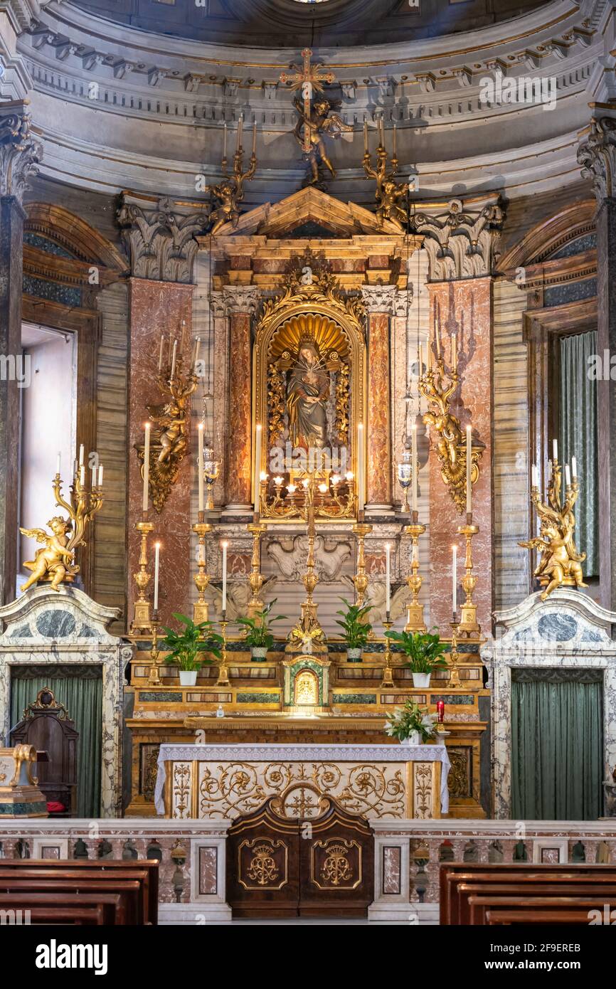 Italia, Roma, altare maggiore di Santa Maria in Via Basilica interno chiesa, altare maggiore in marmo policromo con una statua della Madonna Addolorata di Ferdinando Foto Stock