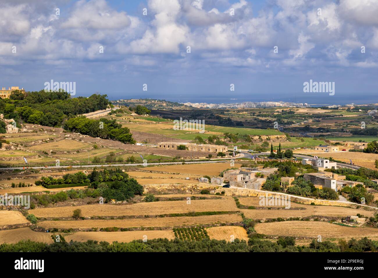 Malta paesaggio rurale isola con i campi come visto da Mdina. Foto Stock