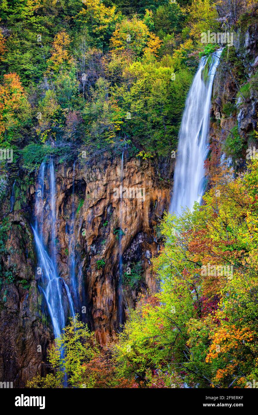 Cascata nel pittoresco scenario autunnale del Parco Nazionale dei Laghi di Plitvice in Croazia. Foto Stock