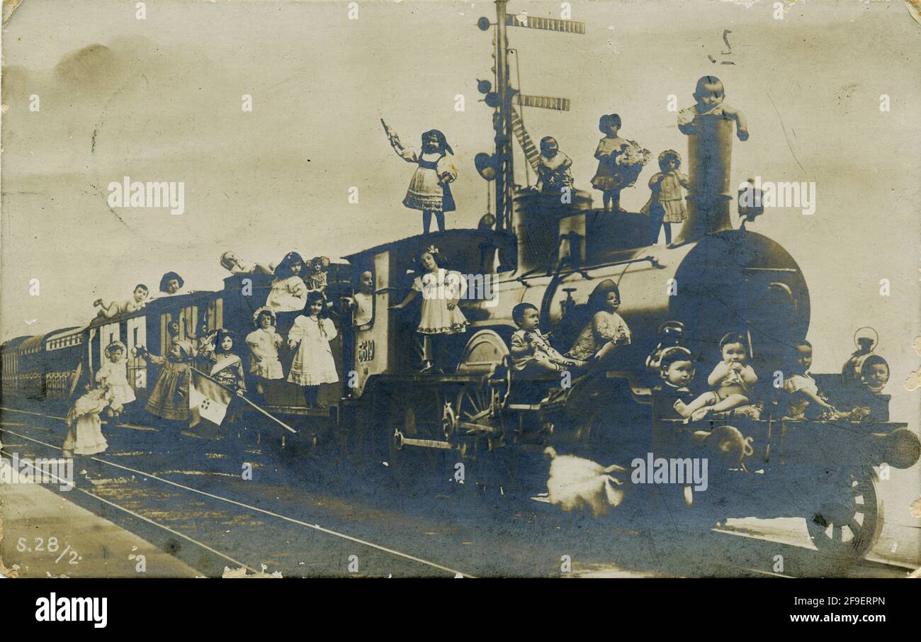 Vecchia cartolina dei bambini che addestrano i passeggeri circa 1910 Foto Stock