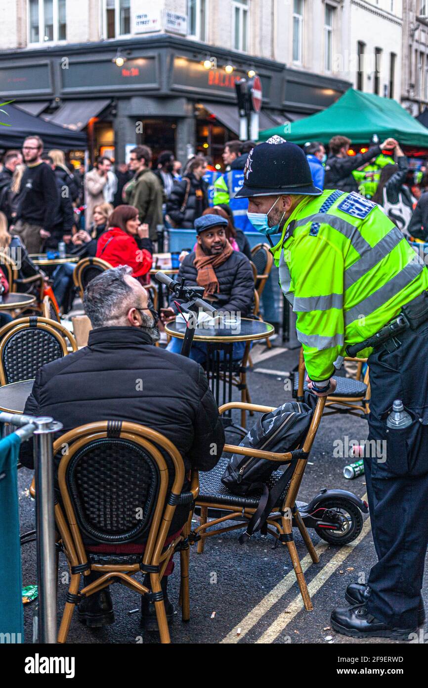 Allentamento blocco a Soho, Londra, Inghilterra, Regno Unito. Foto Stock