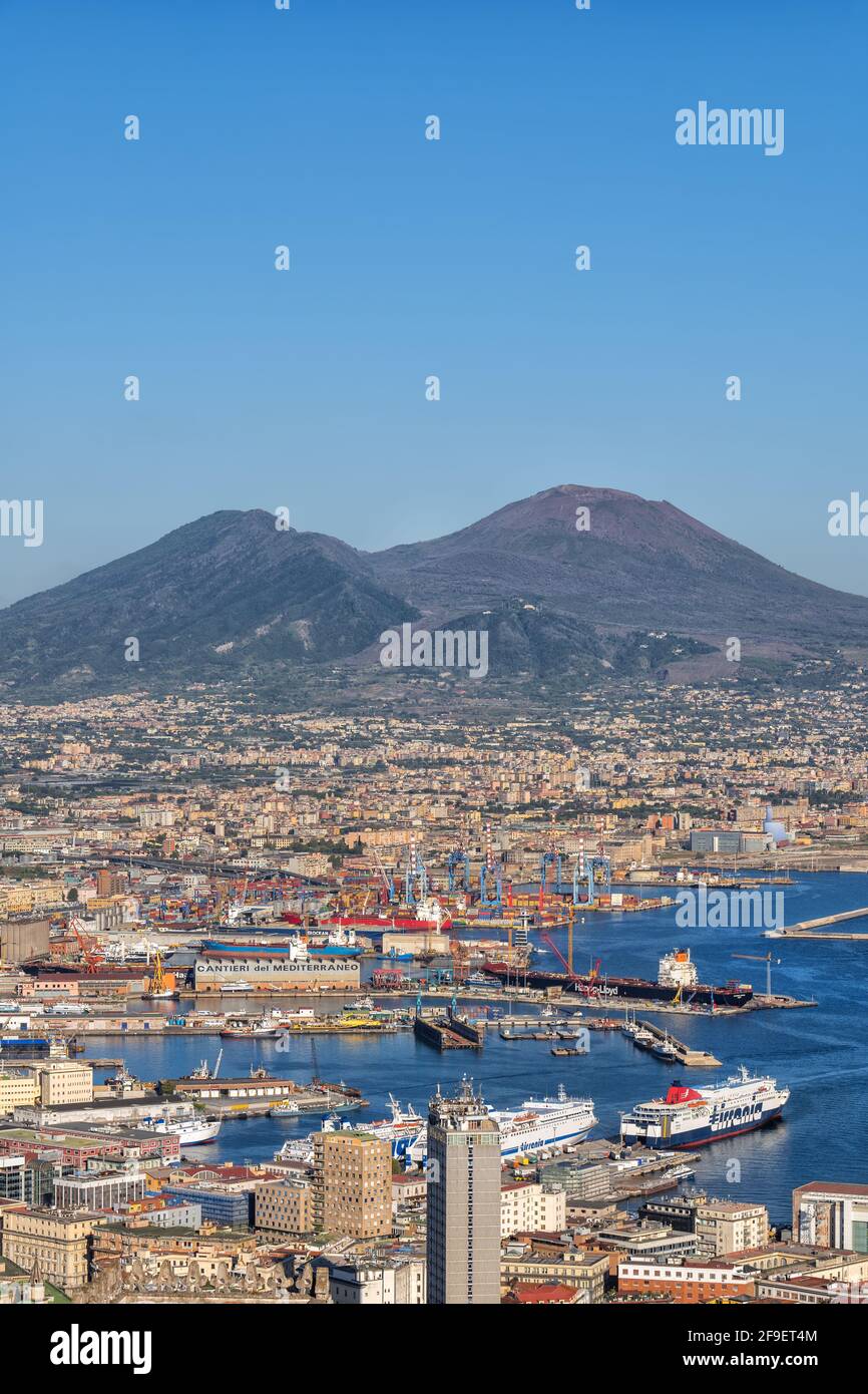 Città di Napoli in Campania, Italia, paesaggio urbano con vista sul porto e sul Vesuvio Foto Stock